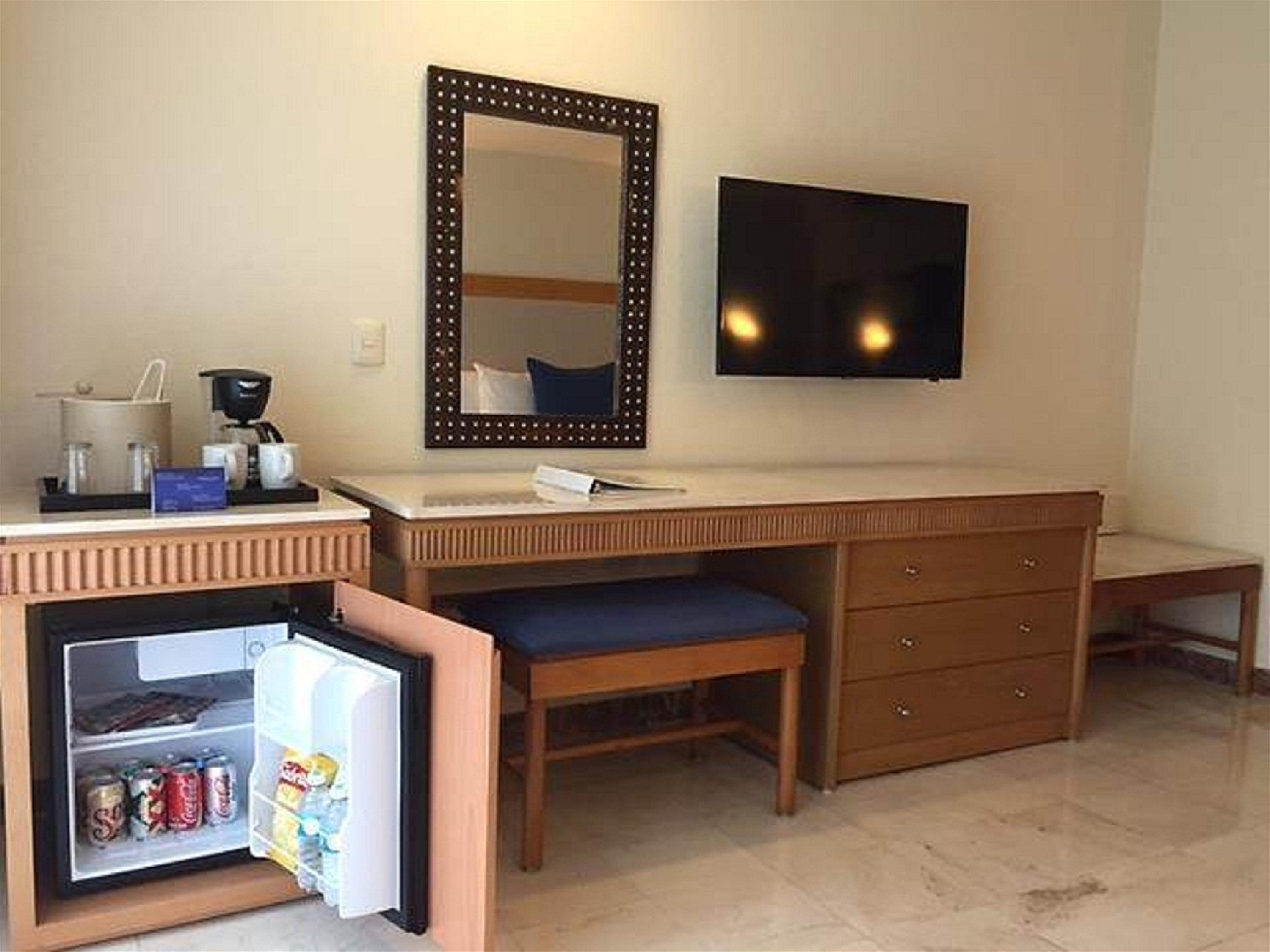 Grand Park Royal Cozumel Hotel Exterior foto A mini-bar in a hotel room