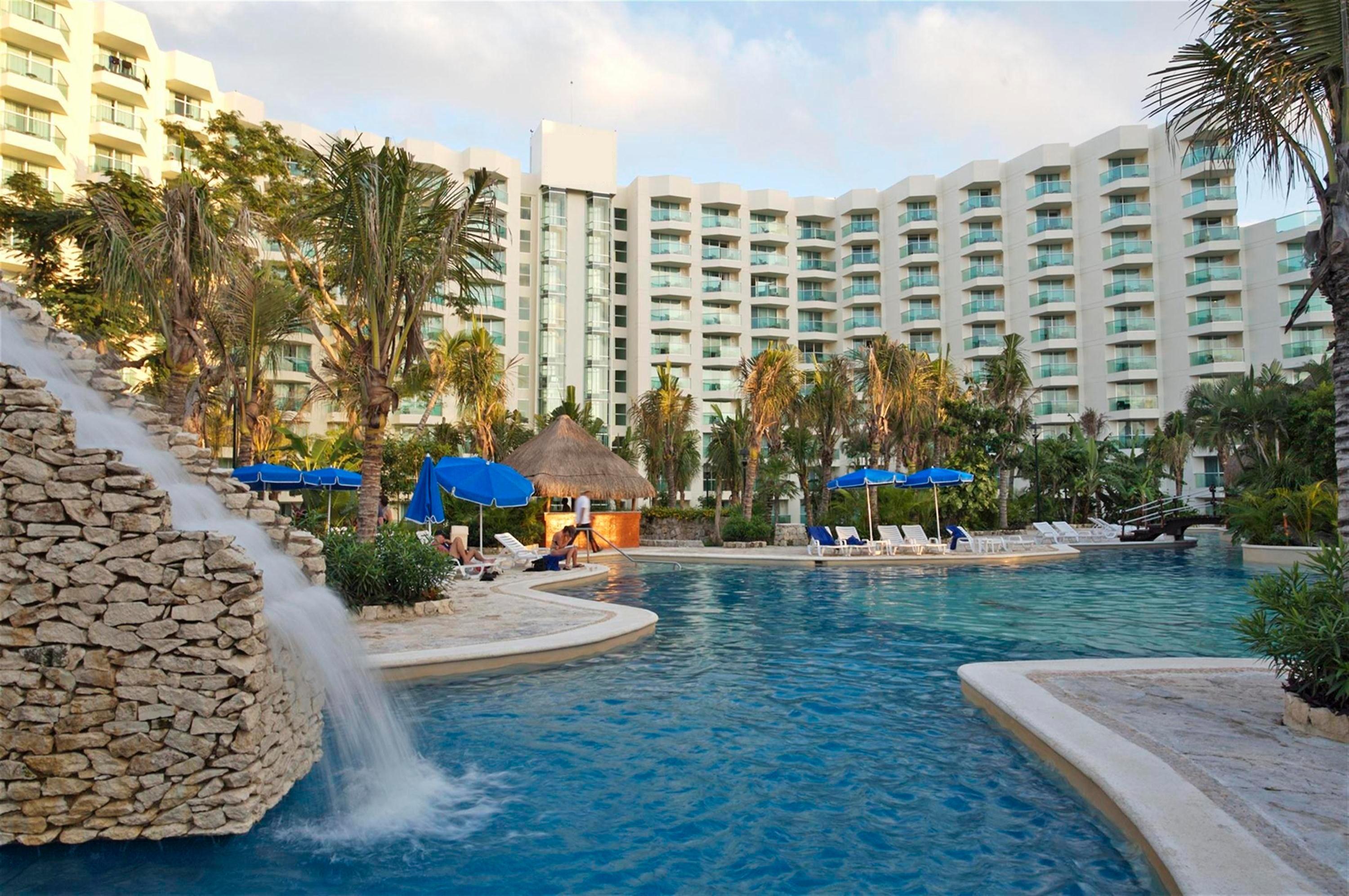 Grand Park Royal Cozumel Hotel Facilități foto The pool at the Hard Rock Hotel