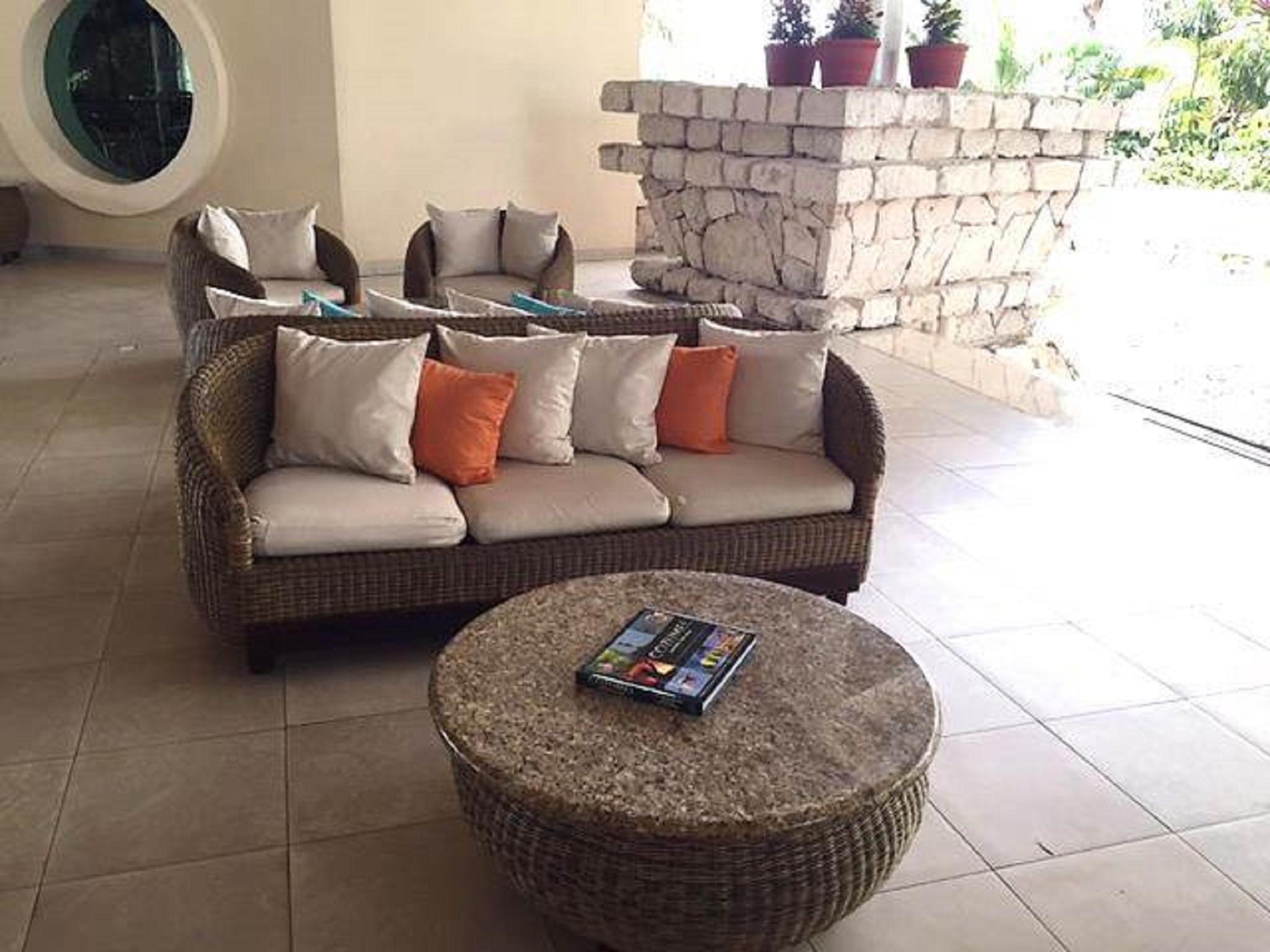 Grand Park Royal Cozumel Hotel Exterior foto A rattan sofa