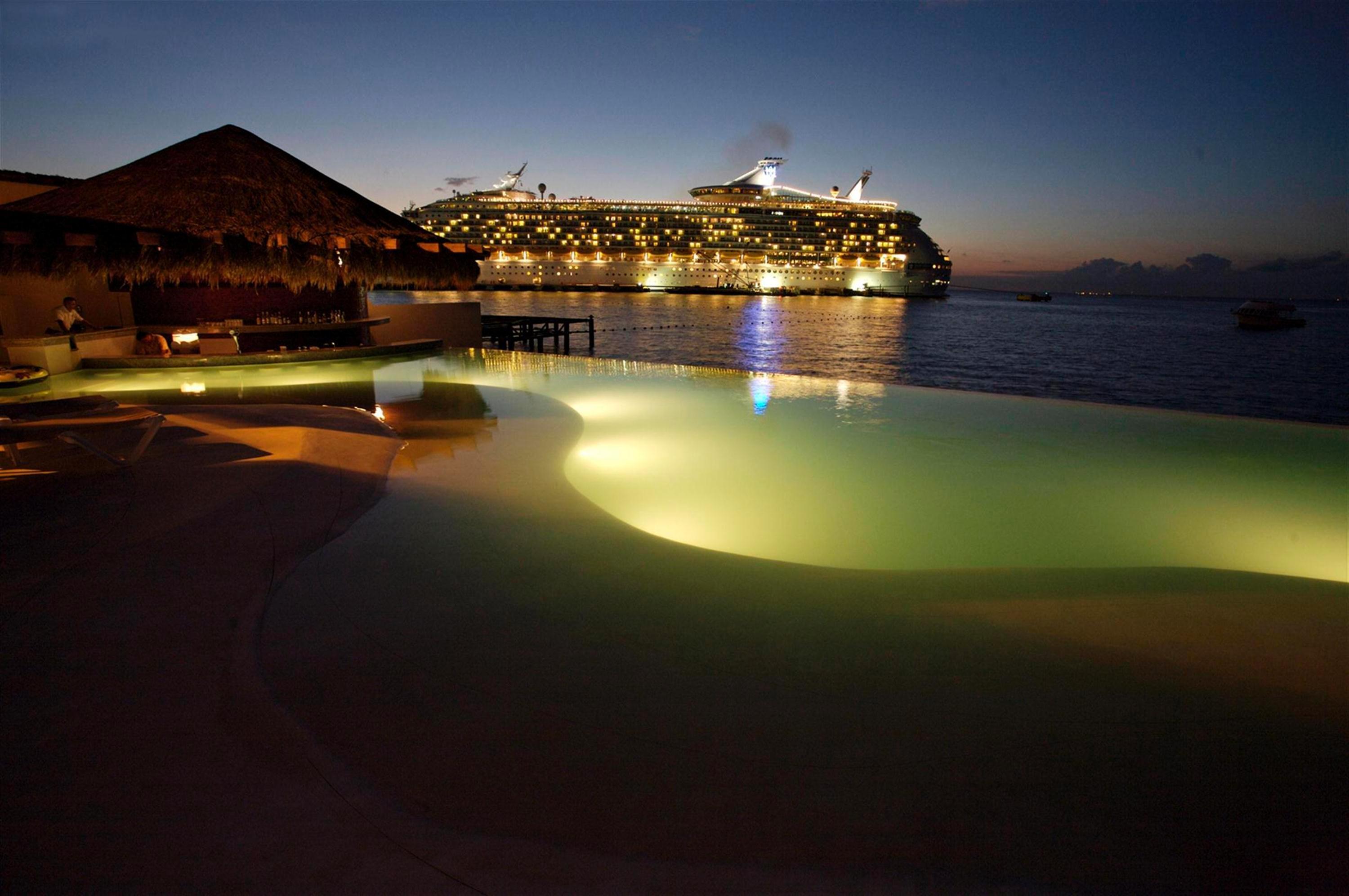 Grand Park Royal Cozumel Hotel Exterior foto MSC Fantasia at the port of Heraklion