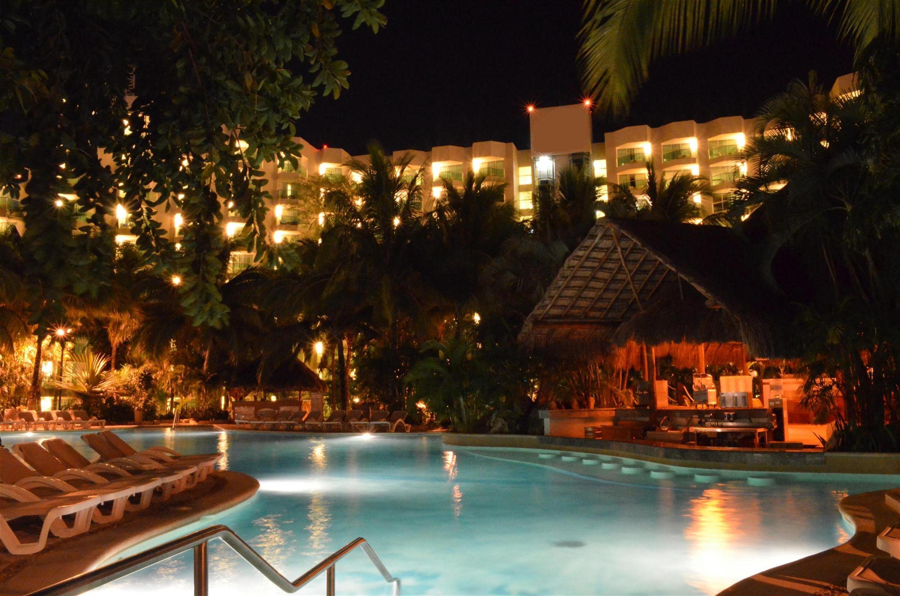 Grand Park Royal Cozumel Hotel Exterior foto The pool at the Royal Island Resort and Spa