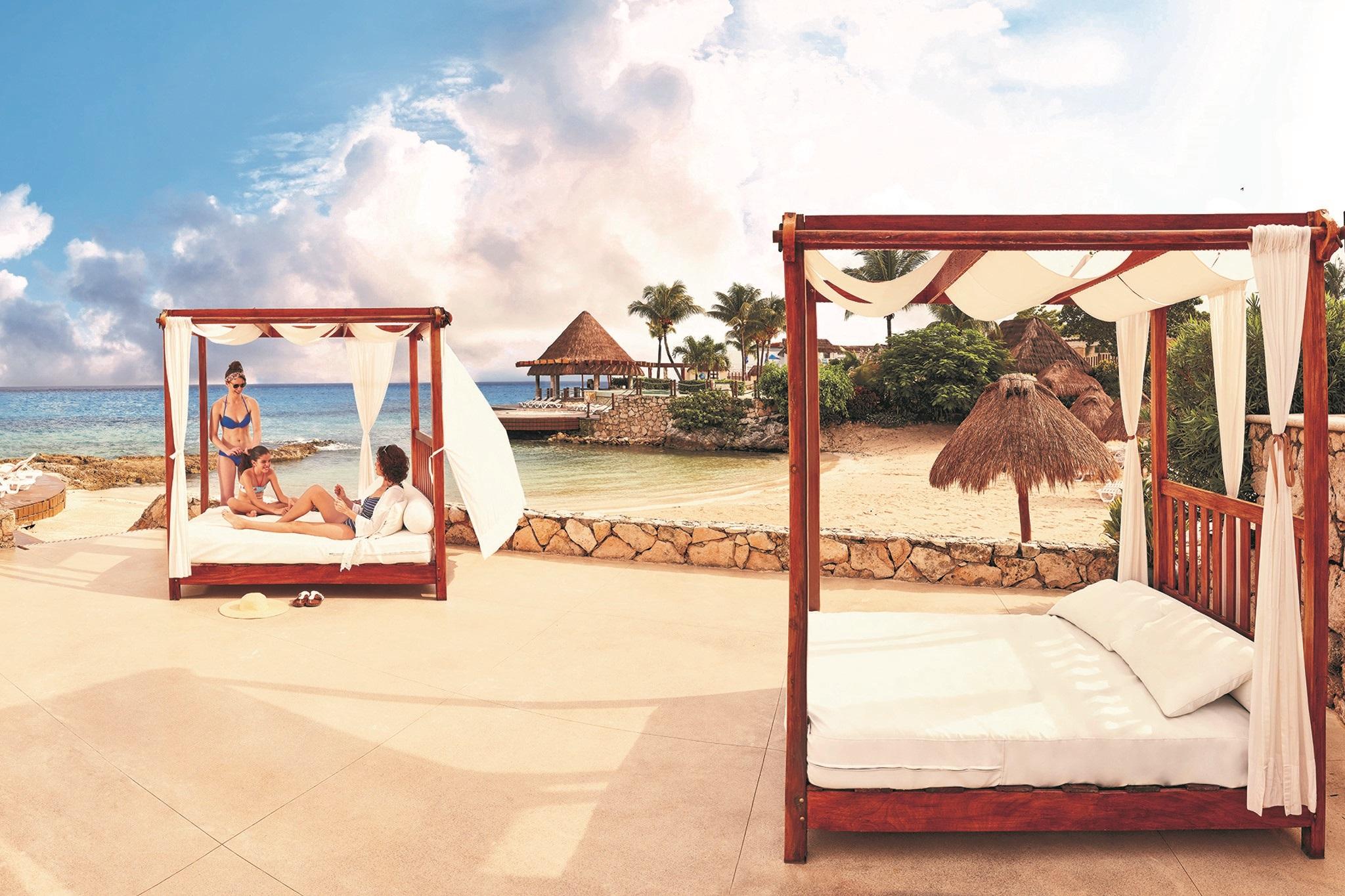 Grand Park Royal Cozumel Hotel Exterior foto Beach beds at the Grand at Moon Palace