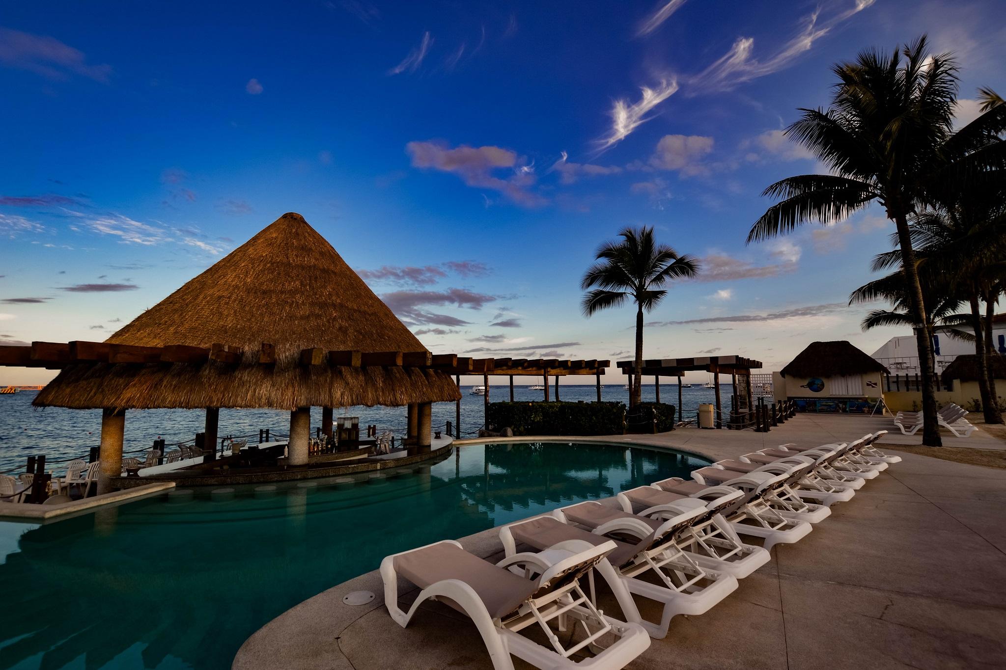 Grand Park Royal Cozumel Hotel Exterior foto Sunset at the pool bar at the Grand Palladium Hotel in Playa del Carmen, Mexico